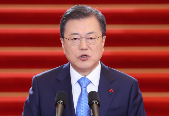 문재인 대통령이 11일 청와대에서 신년사를 하고 있다.  연합뉴스